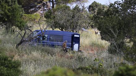 Portugiesische und deutsche Polizisten suchen im Zusammenhang mit dem Verschwinden der britischen Madeleine McCann in der Nähe von Lagos im Süden Portugals.