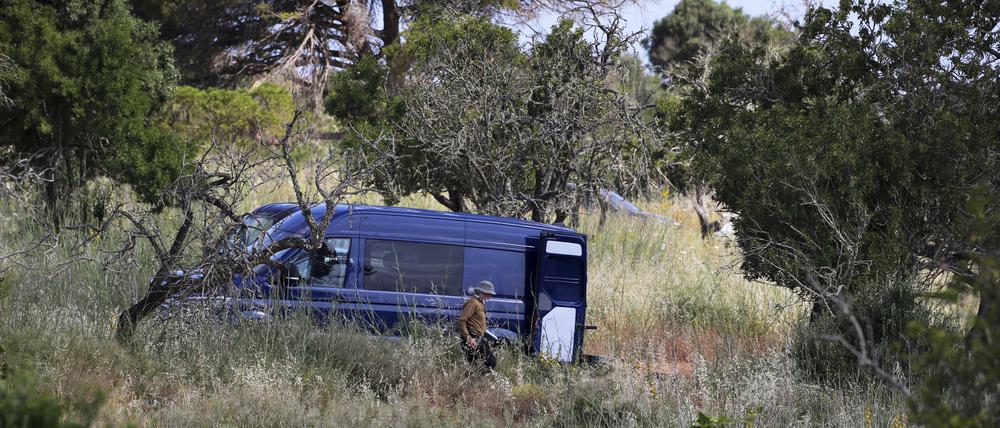 Portugiesische und deutsche Polizisten suchen im Zusammenhang mit dem Verschwinden der britischen Madeleine McCann in der Nähe von Lagos im Süden Portugals.