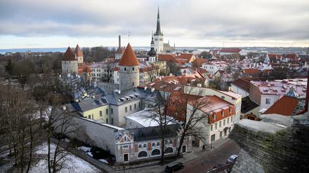 Blick vom Domberg auf die Altstadt von Tallinn, der Hauptstadt von Estland. 