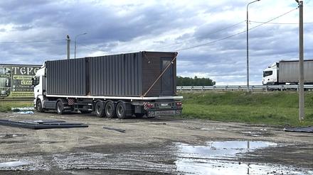 Dieses vom Telegrammkanal des Gouverneurs der Region Irkutsk, Igor Kobzev, veröffentlichte Foto zeigt einen Lastwagen, mit dem einige der ukrainischen Drohnen abgeschickt wurden.