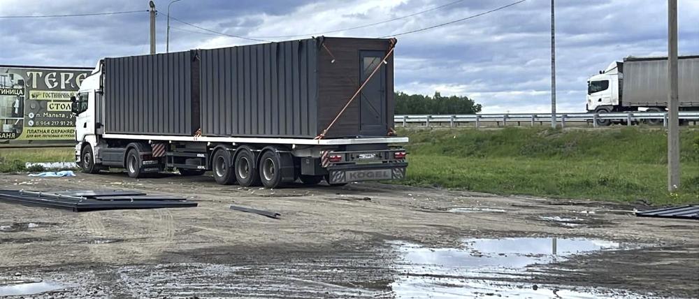 Dieses vom Telegrammkanal des Gouverneurs der Region Irkutsk, Igor Kobzev, veröffentlichte Foto zeigt einen Lastwagen, mit dem einige der ukrainischen Drohnen abgeschickt wurden.