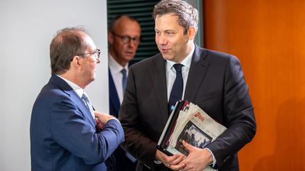 Finanzminister Klingbeil hat sein erstes Gesetz durchs Kabinett gebracht. 