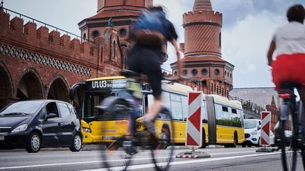 Eine emissionsfreie Innenstadt, mit E-Autos und besser geregeltem Verkehr, dürfte die Sicherheit von Rad- und Fußgängern erhöhen. Hier ein Sicherheitsstreifen an der Oberbaumbrücke. 