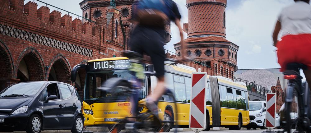 Eine emissionsfreie Innenstadt, mit E-Autos und besser geregeltem Verkehr, dürfte die Sicherheit von Rad- und Fußgängern erhöhen. Hier ein Sicherheitsstreifen an der Oberbaumbrücke. 