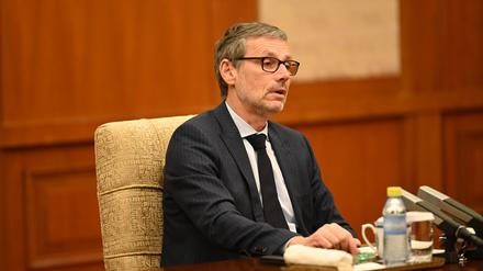 Jens Plötner, da noch Berater des Bundeskanzlers für Außen- und Sicherheitspolitik, spricht bei einem Delegationsbesuch in Peking. 