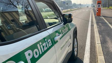 Auch vielen deutschen Urlaubern bekannt: Blitzer-Säulen in Italien. (Archivbild) 