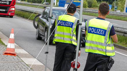 An der Grenze zu den Niederlanden auf der A3 in Emmerich kontrollieren 2 Bundespolizisten die nach Deutschland einfahrenden Fahrzeuge. 