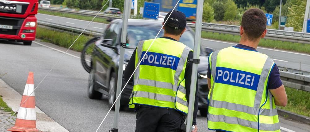 An der Grenze zu den Niederlanden auf der A3 in Emmerich kontrollieren 2 Bundespolizisten die nach Deutschland einfahrenden Fahrzeuge. 