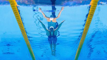 Angelina Köhler beim 100 m Schmetterling Halbfinalwettkampf an Tag 10 der World Aquatics Championships 2023. 