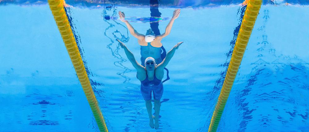 Angelina Köhler beim 100 m Schmetterling Halbfinalwettkampf an Tag 10 der World Aquatics Championships 2023.