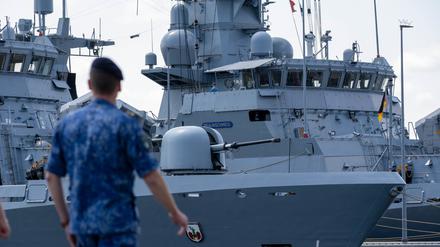 Die Korvetten „Magdeburg“ und „Braunschweig“ liegen am Kai des Marinestützpunktes Hohe Düne in Warnemünde startklar zum Großmanöver Baltops in der Ostsee.
