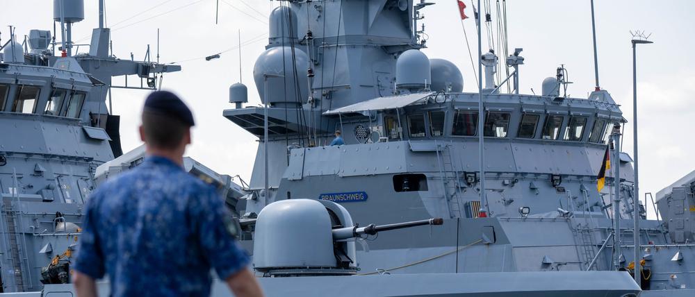 Die Korvetten „Magdeburg“ und „Braunschweig“ liegen am Kai des Marinestützpunktes Hohe Düne in Warnemünde startklar zum Großmanöver Baltops in der Ostsee.