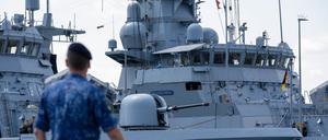 Die Korvetten „Magdeburg“ und „Braunschweig“ liegen am Kai des Marinestützpunktes Hohe Düne in Warnemünde startklar zum Großmanöver Baltops in der Ostsee.