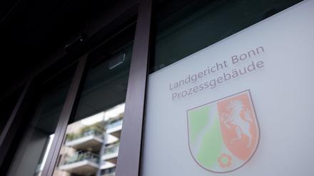 Bei Cum-Ex verschoben Finanzakteure Aktien mit („cum“) und ohne („ex“) Dividendenanspruch hin und her, um gar nicht gezahlte Steuern erstattet zu bekommen.