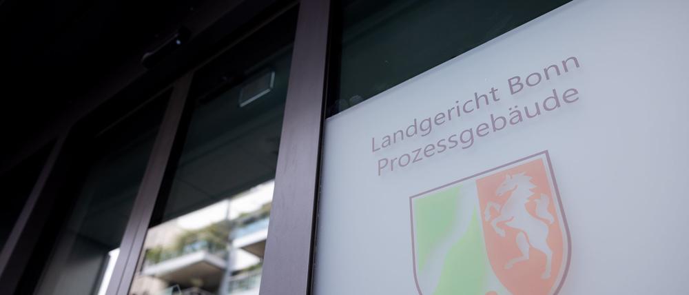 Bei Cum-Ex verschoben Finanzakteure Aktien mit („cum“) und ohne („ex“) Dividendenanspruch hin und her, um gar nicht gezahlte Steuern erstattet zu bekommen.