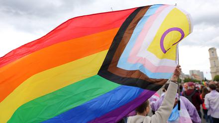 Regenbogenfahne beim Christopher Street Day in Potsdam am 17. Mai 2025.