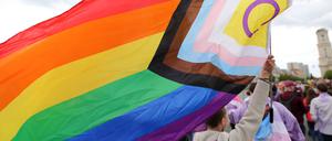 Regenbogenfahne beim Christopher Street Day in Potsdam am 17. Mai 2025.