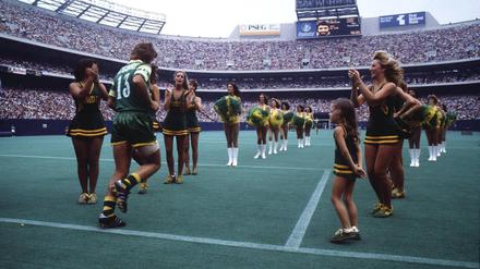 Fußball auf Amerikanisch. In der North American Soccer League NASL waren auch Cheerleader Standard.