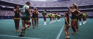 Fußball auf Amerikanisch. In der North American Soccer League NASL waren auch Cheerleader Standard.