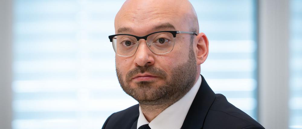 „Wir müssen aus meiner Sicht das Verfassungsschutzgesetz noch mal anfassen“, sagt Brandenburgs Innenminister Wilke. (Archivbild)