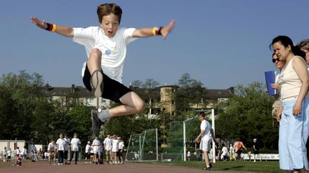 Beim Weitsprung kommen manche Kinder regelrecht ins Fliegen. 