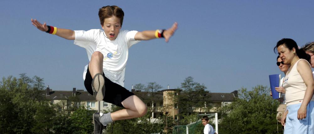 Beim Weitsprung kommen manche Kinder regelrecht ins Fliegen.