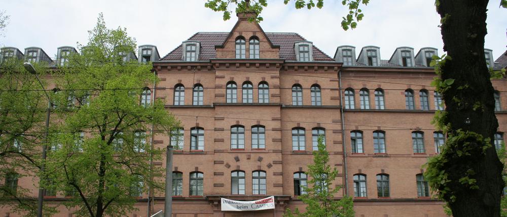 Die Educon-Gruppe hatte ihren Hauptsitz in der Berliner Straße. Das Bild entstand am Tag einer ersten Hausdurchsuchung im April 2010.