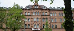 Die Educon-Gruppe hatte ihren Hauptsitz in der Berliner Straße. Das Bild entstand am Tag einer ersten Hausdurchsuchung im April 2010.