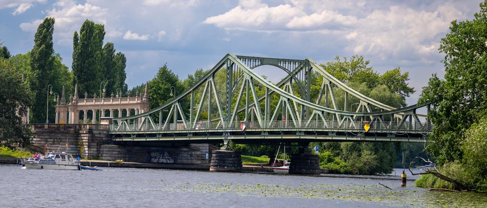 Dunkle Wolken ziehen über der Glienicker Brücke auf.