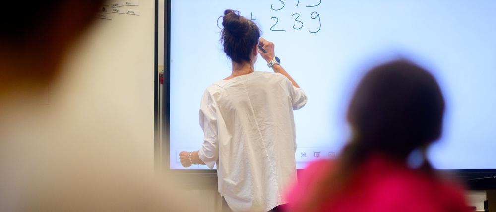 Viele Lehrerinnen und Lehrer in Berlin sind in der Gewerkschaft GEW organisiert. (Symbolbild)