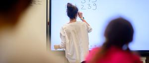 Viele Lehrerinnen und Lehrer in Berlin sind in der Gewerkschaft GEW organisiert. (Symbolbild)
