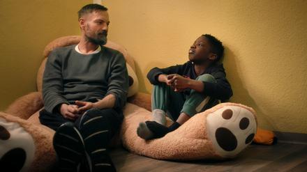 Herr Wagner und sein Schützling Kelvin reden über dessen Klinikaufenthalt.