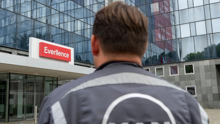 Mitarbeiter haben auf ihren Overalls noch das alte Logo von MAN, aber das Augsburger Traditionsunternehmen heißt nun Everllence.