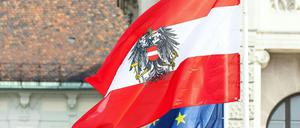 Die EU-Kommission beaufsichtigt, ob die EU-Länder die Regeln für Haushaltsdefizite und Staatsschulden einhalten. (Archivbild)
