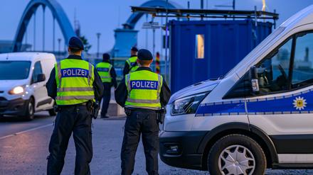 Die Bundespolizei kontrolliert den Verkehr auf der Stadtbrücke in Frankfurt (Oder) am Grenzübergang ins polnische Slubice. 