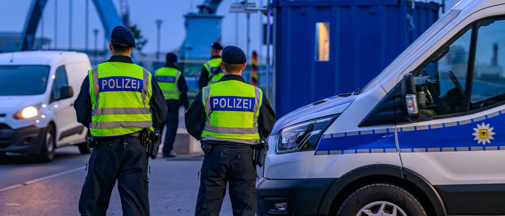 Die Bundespolizei kontrolliert den Verkehr auf der Stadtbrücke in Frankfurt (Oder) am Grenzübergang ins polnische Slubice.