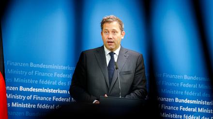 Lars Klingbeil (SPD), Bundesminister der Finanzen, Vizekanzler und SPD-Bundesvorsitzender, gibt eine Pressekonferenz zum Gesetzentwurf für ein steuerliches Investitionssofortprogramm zur Stärkung des Wirtschaftsstandorts Deutschland. 
