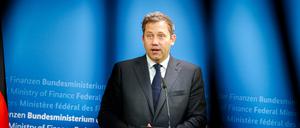 Lars Klingbeil (SPD), Bundesminister der Finanzen, Vizekanzler und SPD-Bundesvorsitzender, gibt eine Pressekonferenz zum Gesetzentwurf für ein steuerliches Investitionssofortprogramm zur Stärkung des Wirtschaftsstandorts Deutschland. 