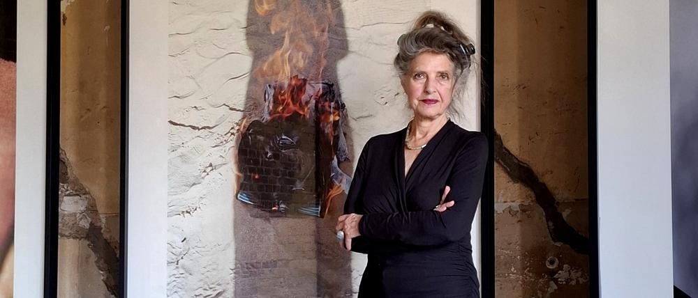 Flamme im Schatten. Gabriele Heidecker vor einem ihrer Herzenswerke in der Kunstkaserne.