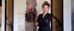 Flamme im Schatten. Gabriele Heidecker vor einem ihrer Herzenswerke in der Kunstkaserne.