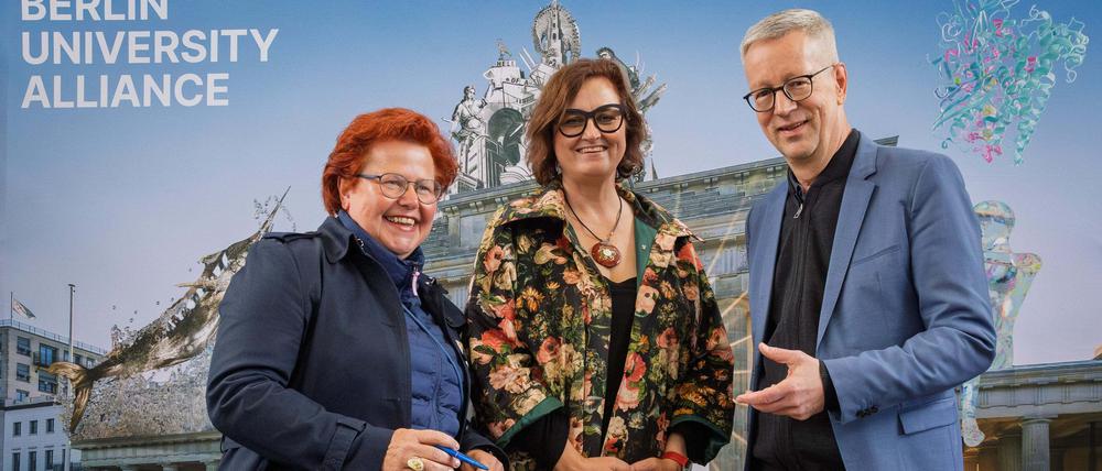 Stefanie Terp, Leiterin der Stabsstelle Kommunikation, Events und Alumni der TU Berlin mit Ina Cyborra und Günter M. Ziegler (v. l.)