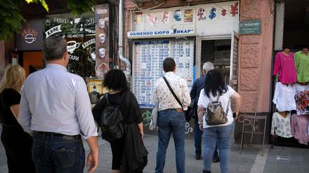 Menschen in Sofia an einer Wechselstube.