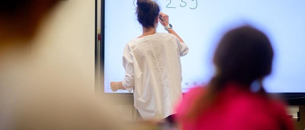 Viele Lehrerinnen und Lehrer in Berlin sind in der Gewerkschaft GEW organisiert. (Symbolbild)