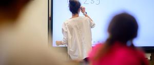 Viele Lehrerinnen und Lehrer in Berlin sind in der Gewerkschaft GEW organisiert. (Symbolbild)