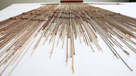 Eine Hauptschnur mit  200 Nebenschnüren und Nebennebenschnüren. Bis zu vier Meter lang und mehrere Kilogramm schwer konnte ein Khipu werden. 
