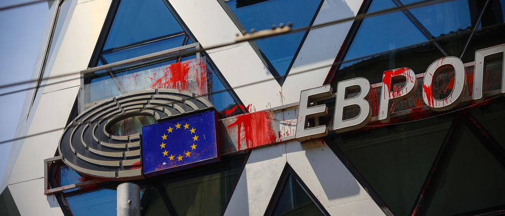 Spuren roter Farbbeutel am Gebäude von EU-Parlament und EU-Kommission in Sofia - Urheber waren prorussische Demonstranten. 