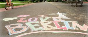 „I love Berlin“ hat jemand im Park am Gleisdreieck mit Kreide auf den Boden gemalt.