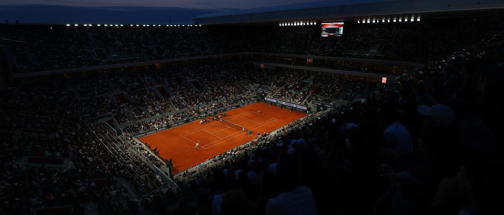 Der Court Philippe–Chatrier von außen während der Nightsession von Carlos Alcaraz und Tommy Paul.