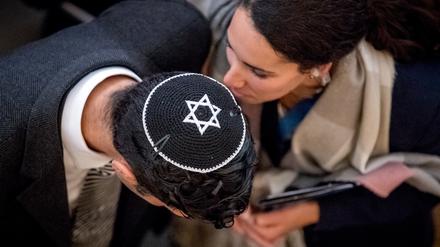 Seit dem Terrorangriff der Hamas am 7. Oktober 2023 hat sich die Gefahr antisemitischer Anfeindungen in Deutschland nach Einschätzung von Experten messbar erhöht.