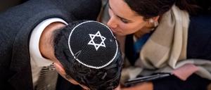 Ein Mann mit der traditionellen Kopfbedeckung Kippa geht bei der zentralen Gedenkveranstaltung vom Zentralrat der Juden in Deutschland zum 80. Jahrestag der „Pogromnacht“ von 1938 in der Synagoge Rykestraße.